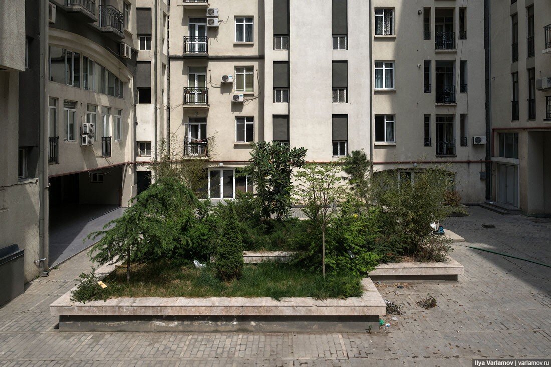 Несколько лет назад я побывал в Грузии. Начать я бы хотел с жилых районов Тбилиси. В далёком 2017 однокомнатная квартира в столице Грузии стоила $30 000.-5