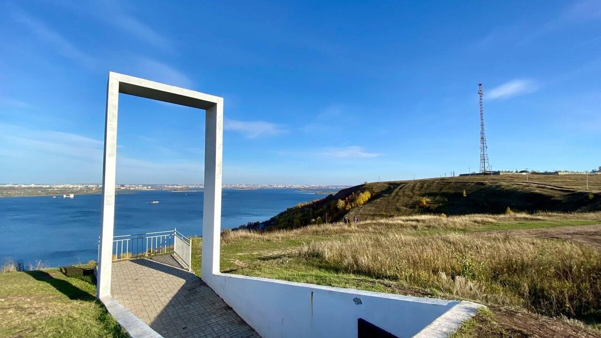     Десять лет назад в Верхнем Услоне решили благоустроить гору Соколку. За это время проект несколько раз приостанавливали и возобновляли, но завершить не смогли. Власти района винят в произошедшем инвестора с «нестабильным» кошельком.