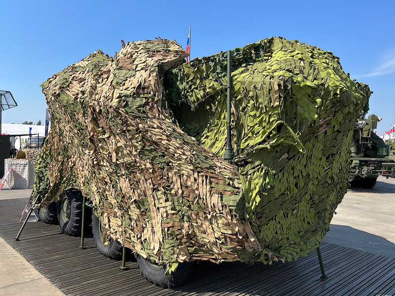Техника укрытая маскировочной сеткой 