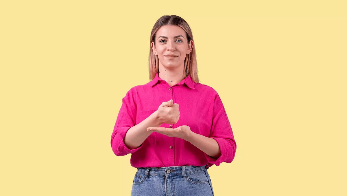 Девушка на жестовом языке показывает «успех». 