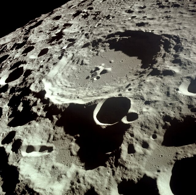   Лунный кратер NASA