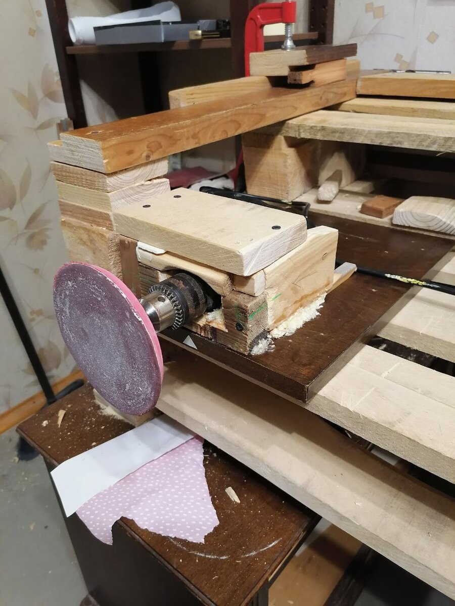 Когда делаешь токарный из дрели и деревянных деревяшек с ближайшей помойки, шлифовалка получается как бе сама собой. 