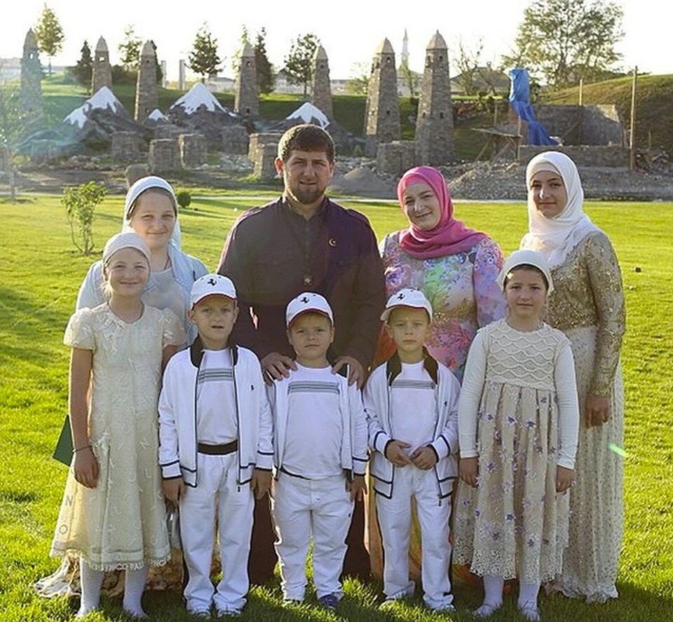     Семья Кадыровых на фоне чеченских родовых башен. Фото сделано в 2016 году  Личная страница героя публикации в соцсети