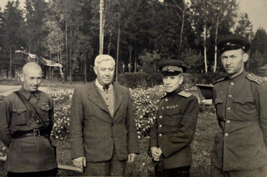 Григорий Никулин (с седой головой) среди чекистов 