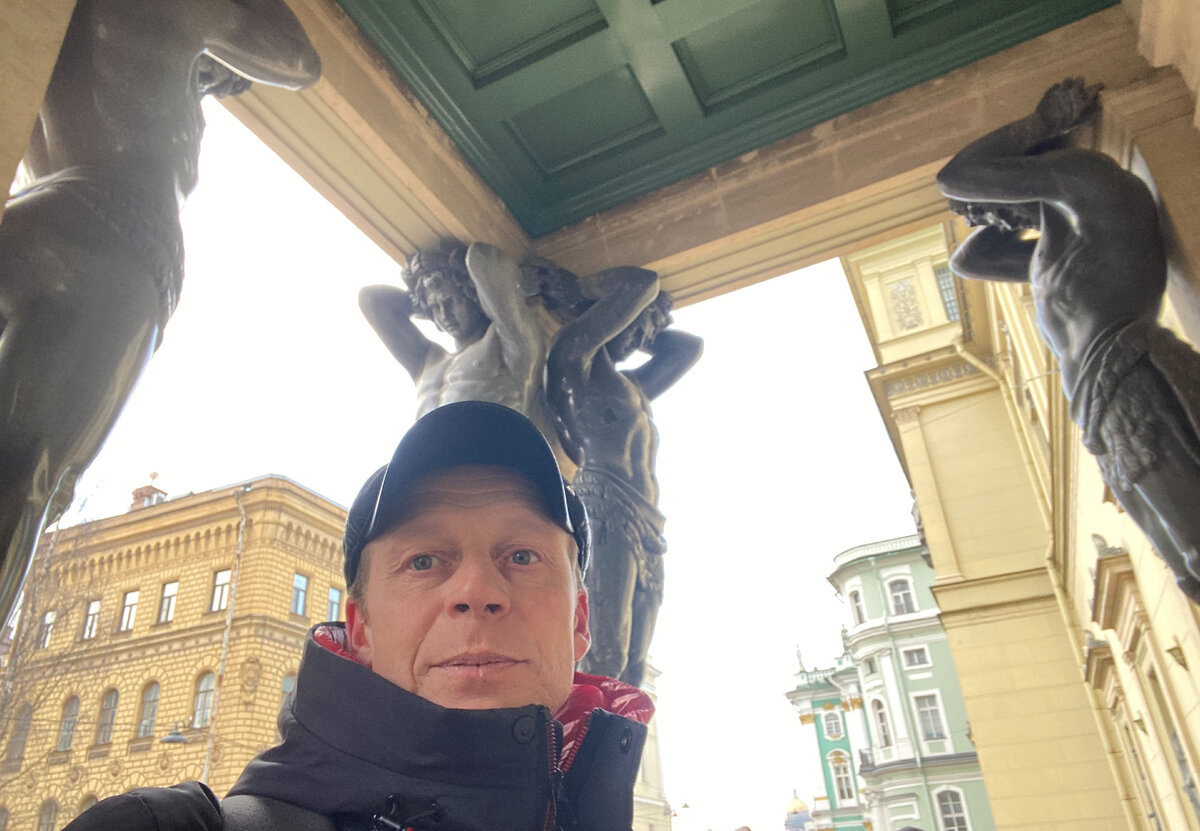 Павел Бочкарев на фоне атлантов Эрмитажа. Фото автора.