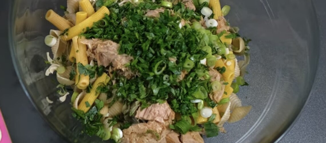 Простой салат с тунцом, пошаговый рецепт на ккал, фото, ингредиенты - Юлия