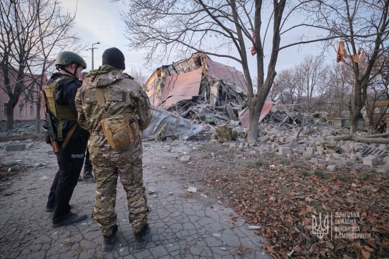 Заглавное фото: вот что осталось от казарм ВСУ в Часовом Яре после удара ВС РФ. 