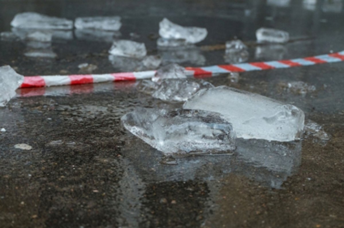    В Новосибирске возбуждено дело после падения снега с крыши дома на мальчика