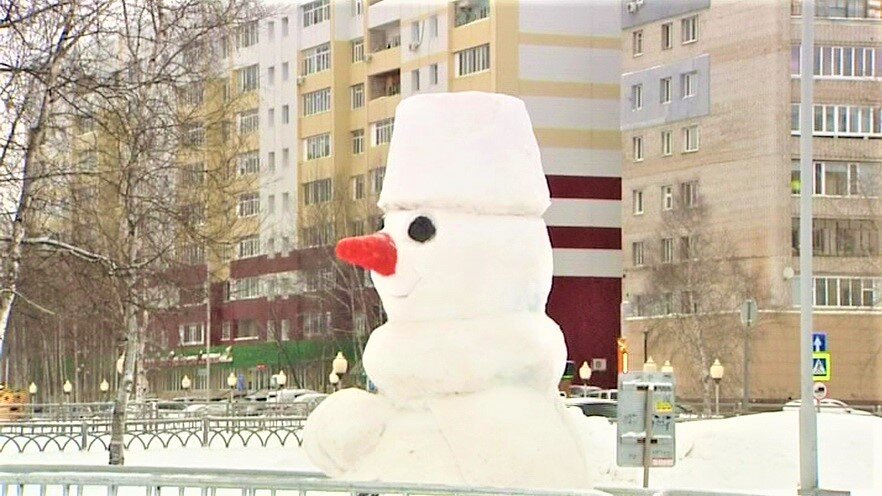    В Нижневартовске покрасили снеговиков