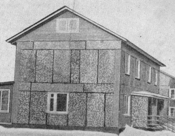 Четырехквартирный жилой дом из арболитовых панелей в поселке Октябрьском Архангельской области. Фото взято из книги А. С. Щербакова, Л. П. Хорошуна и В. С. Подчуфарова "Арболит. Повышение качества и долговечности", 1979 г.