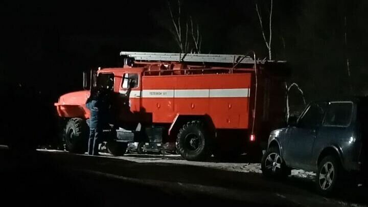     Легковой автомобиль загорелся на объездной дороге во Владивостоке. Причина возгорания неизвестна — пожар тушили целой группой людей.