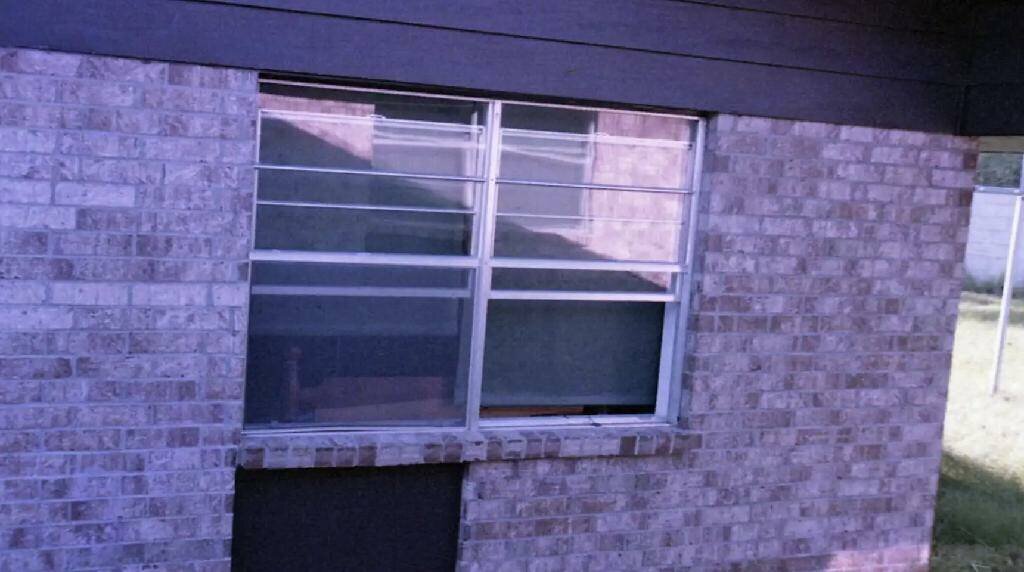 Окно в спальню Линды