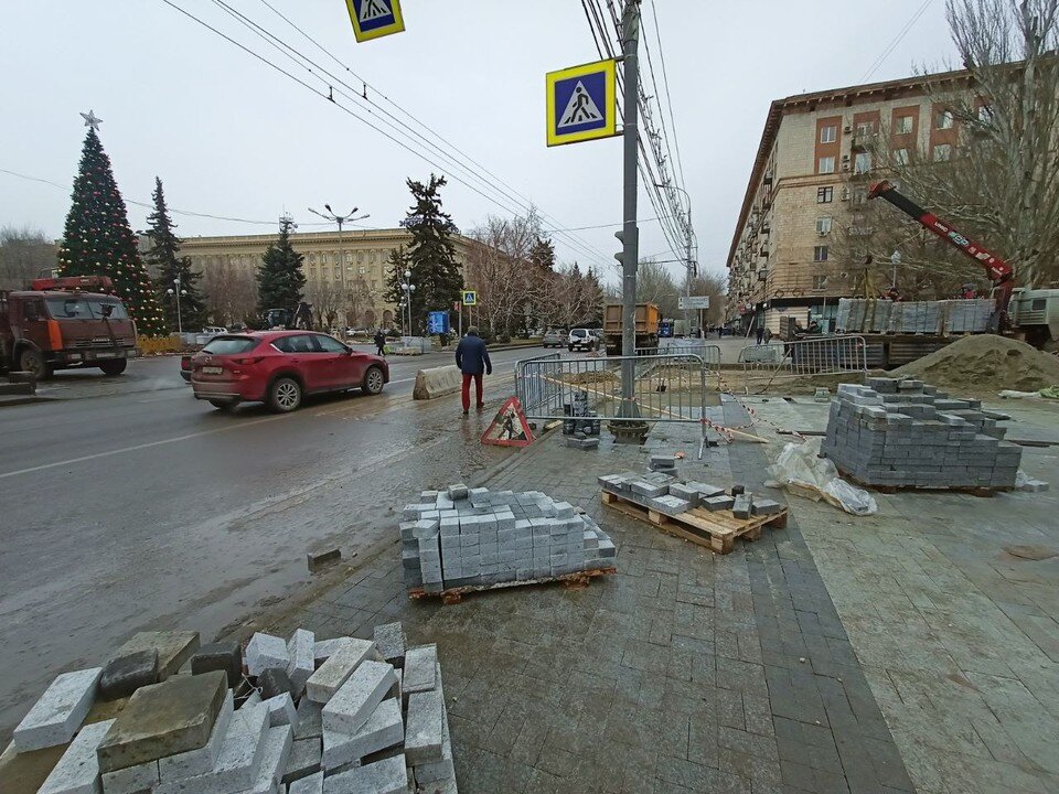     У строителей осталось полтора дня на то, чтобы привести в порядок главную пешеходную зону. Екатерина СИМОХИНА