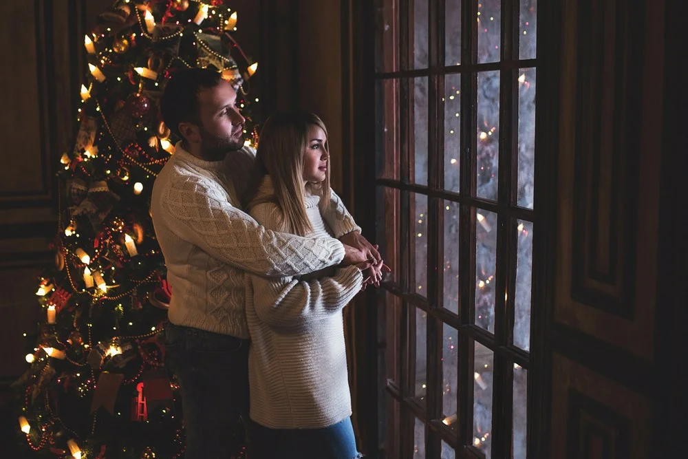 Christmas love. Новый год влюбленные. Влюбленные у новогодней елки. Пара новый год. Новогоднее счастье.