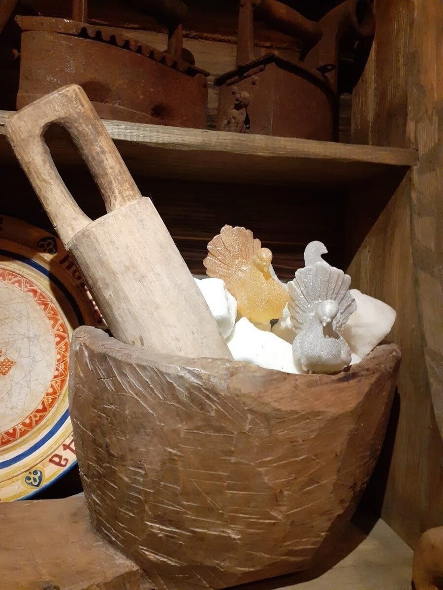Сахар и леденцы в форме голубей