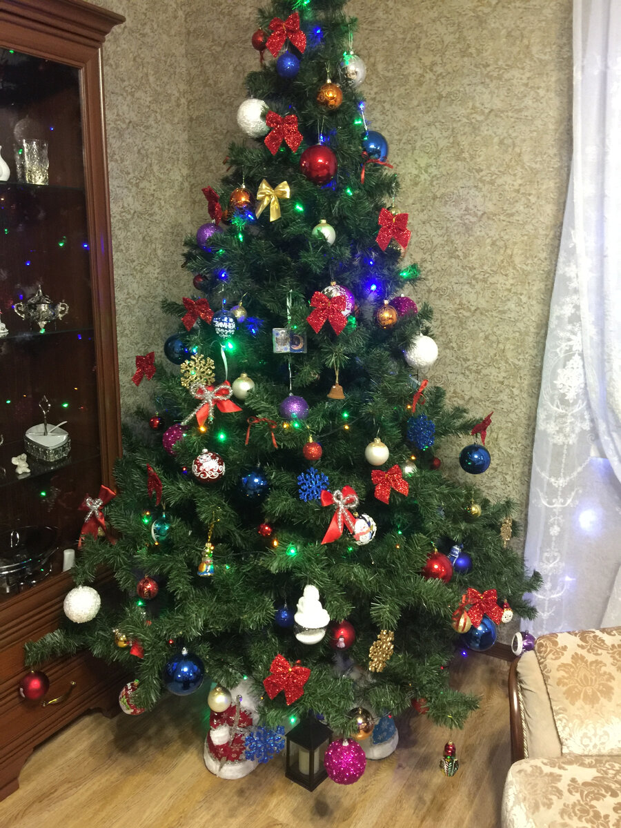 Новогодняя елка ждет, когда зажгутся огоньки. Фото автора.