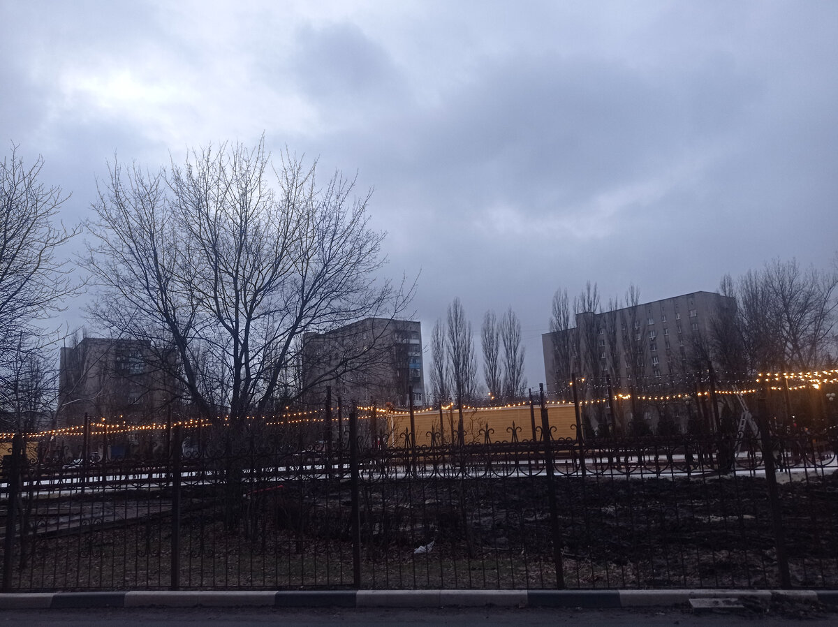 Состояние в парке  Солнечный  на 04.01.23 - заработало часть подсветки 