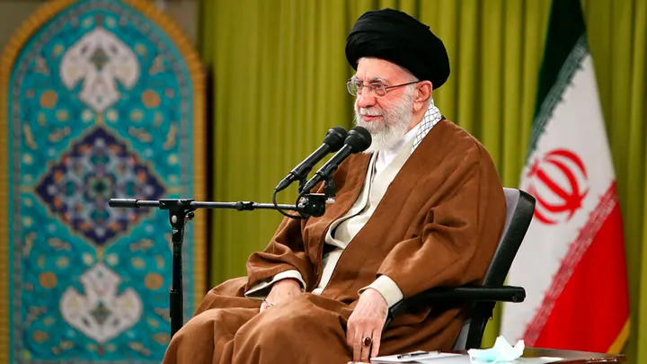 На этой фотографии, опубликованной на официальном сайте канцелярии верховного лидера Ирана, верховный лидер аятолла Али Хаменеи выступает во время встречи с группой военизированных формирований «Басидж» в Тегеране, Иран, 26 ноября 2022 года