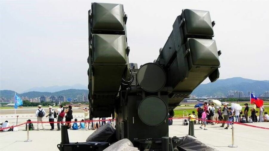     Правительство США собрало очередной пакет военной помощи Украине на сумму 3,8 млрд долларов. Кроме стандартного набора из снарядов, мин и патронов, там есть и новинки