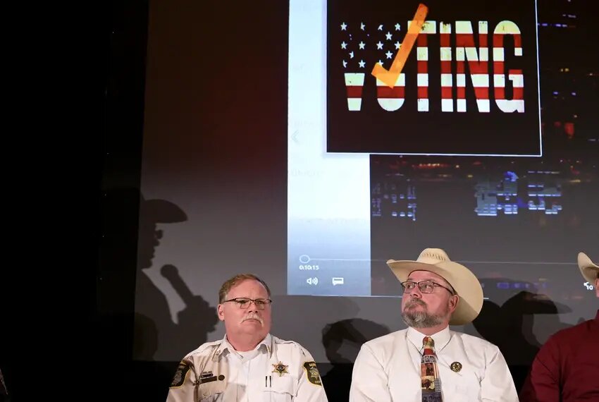 Слева: шериф Мичигана Дар Лиф сидит рядом с шерифом округа Кориелл Скоттом Уильямсом во время пресс-конференции в Лас-Вегасе 12 июля 2022 года. Фото: REUTERS/Бриджит Беннетт