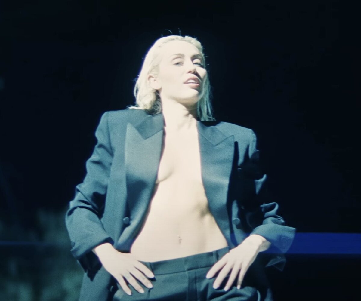     «Я сама могу купить себе цветы и держать себя за руку». Одинокие пользователи TikTok сделали новую песню Майли Сайрус своим гимном