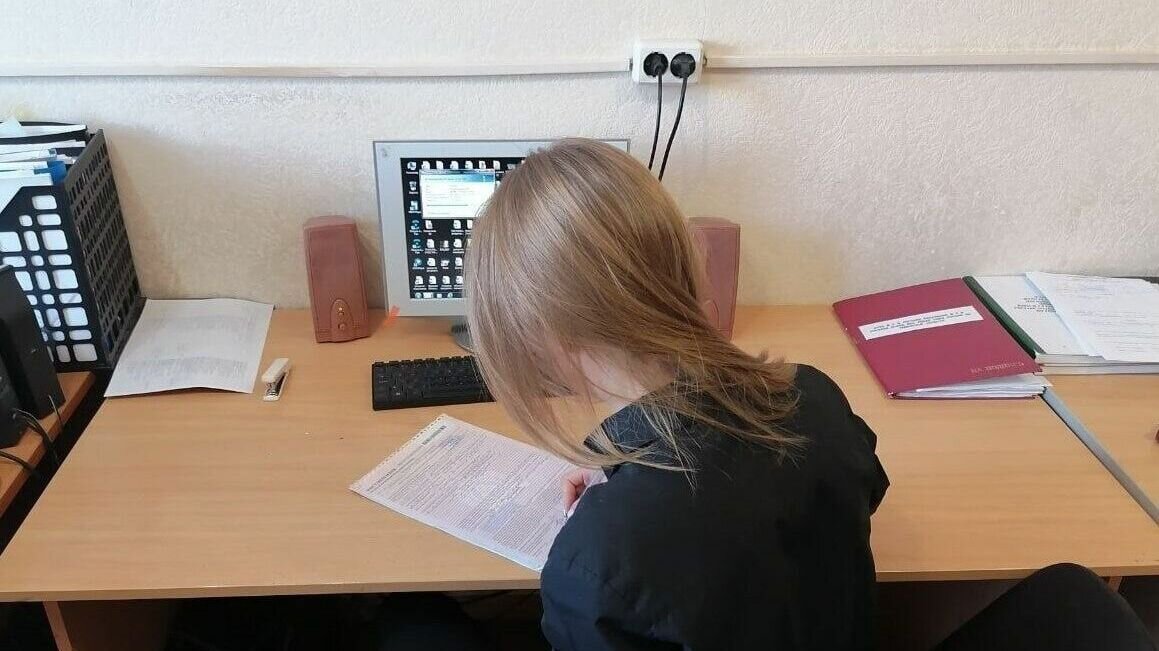     26-летнюю автоледи из Тюмени оштрафовали за участие в челлендже из Tik Tok. Тюменке выписали штраф за нарушение правил перевозки пассажиров и неиспользование ремня безопасности.