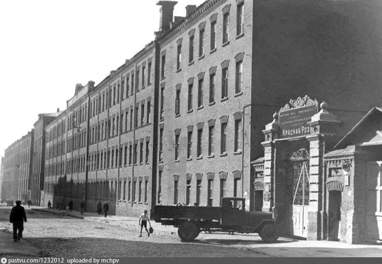 Тёплый переулок, 11. Шелкоткацкий, красильно-отделочный и набивно-аэрографный комбинат им. Р. Люксембург "Красная Роза", 1951 г. Источник: https://goskatalog.ru.
