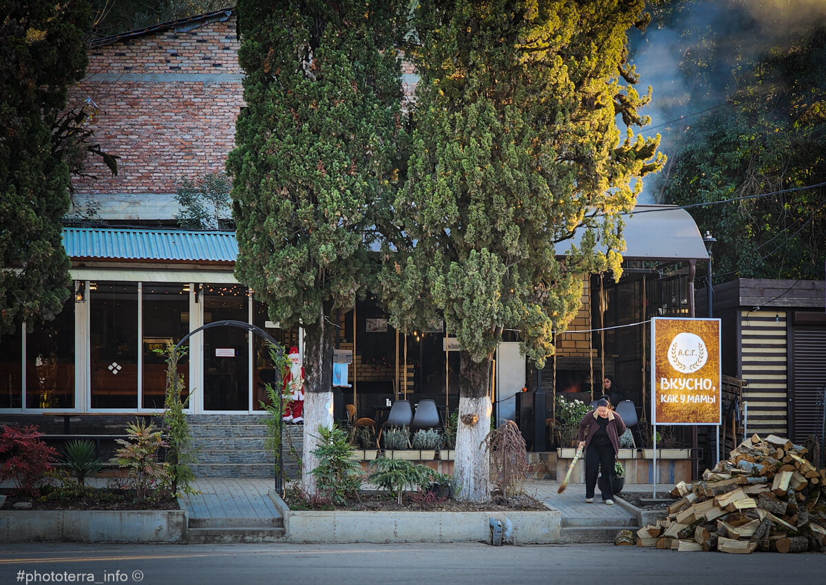 Утро. Кафе "Вкусно, как у мамы". Новый Афон. Фото: Корчагина Татьяна