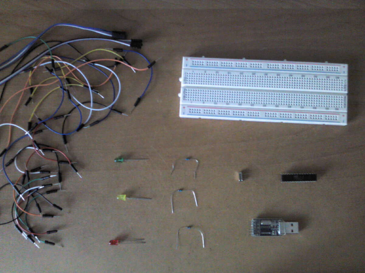 Набор деталей, в том числе USB-USART адаптер (справа-внизу)