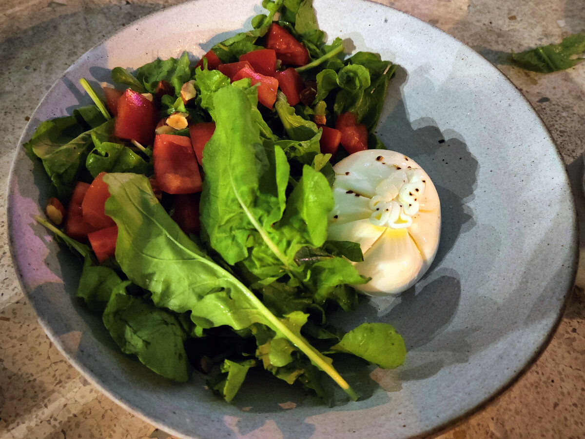 Салат с бураттой. Заметно, что мы ради сыра туда ходим, да? =)