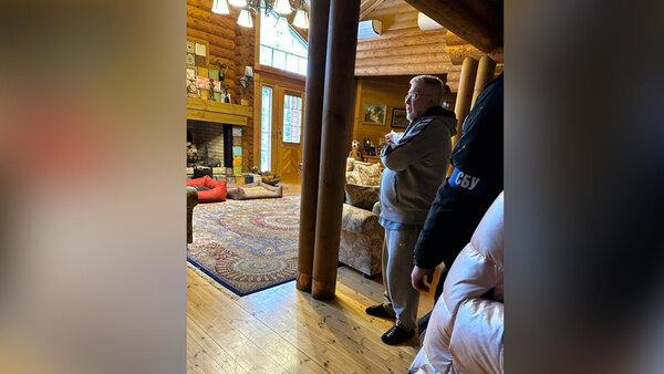 СБУ и БЭБ проводят обыски у Игоря Коломойского. Фото © T.me / SBUkr