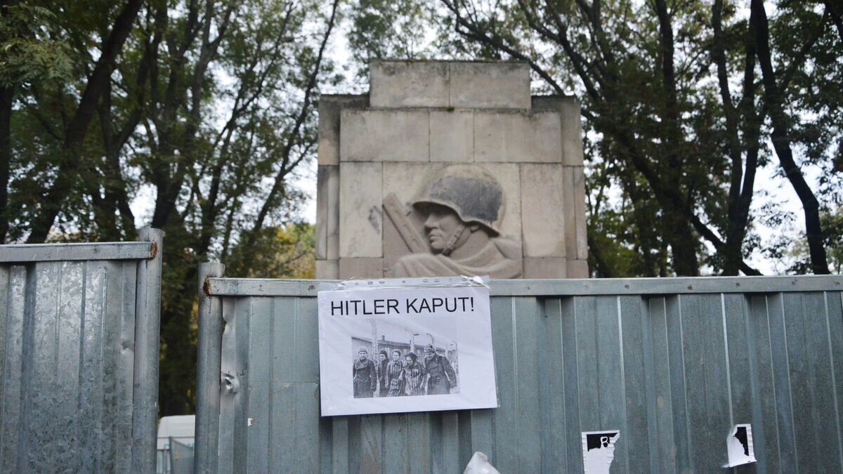   Снос памятника Благодарности солдатам Красной армии, павшим в ходе боевых действий времен Великой Отечественной войны, в Скарышевском парке Варшавы© РИА Новости / Алексей Букчин
