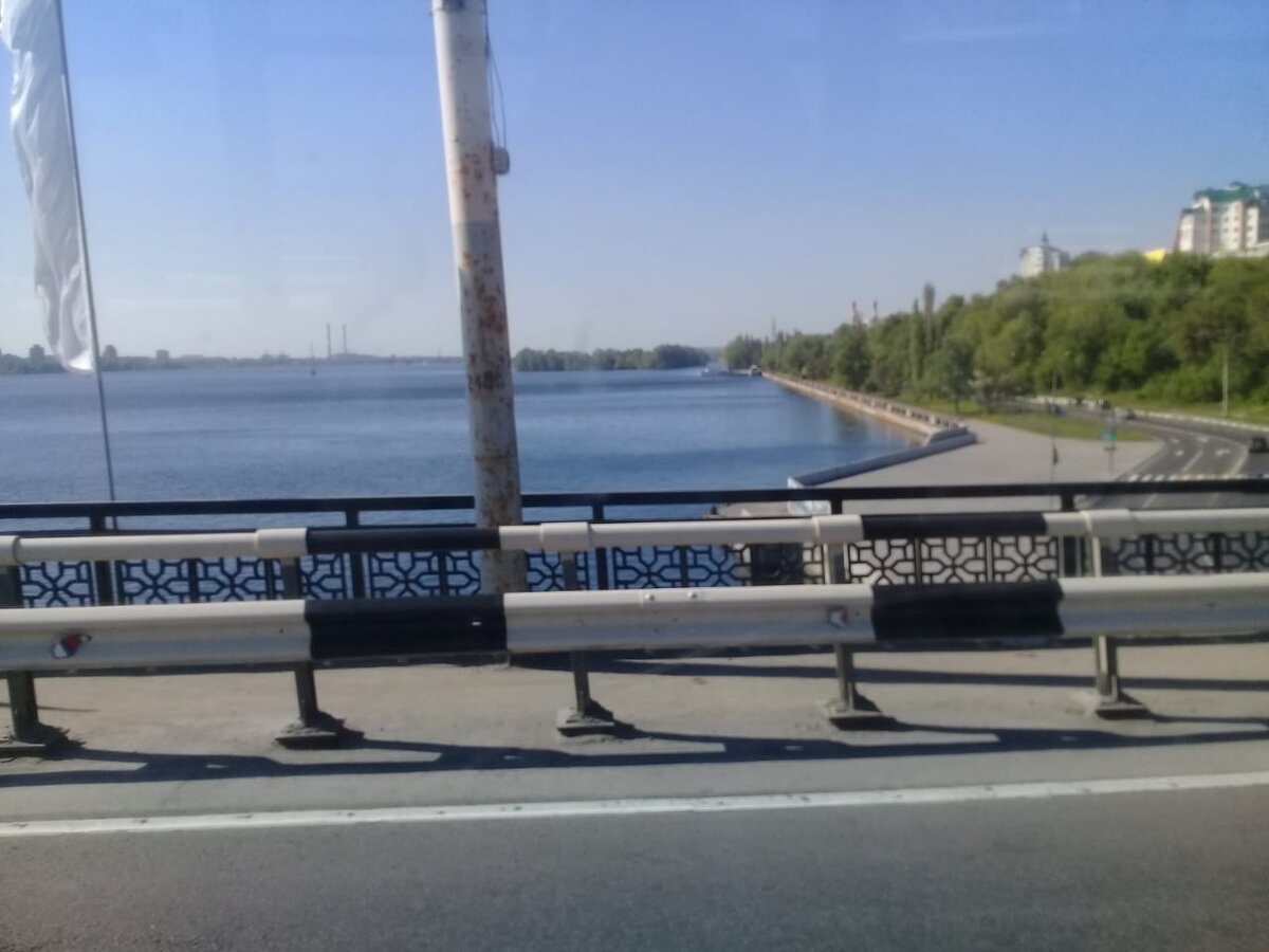 Мост через реку на основную и благоустроенную сторону города Воронеж.