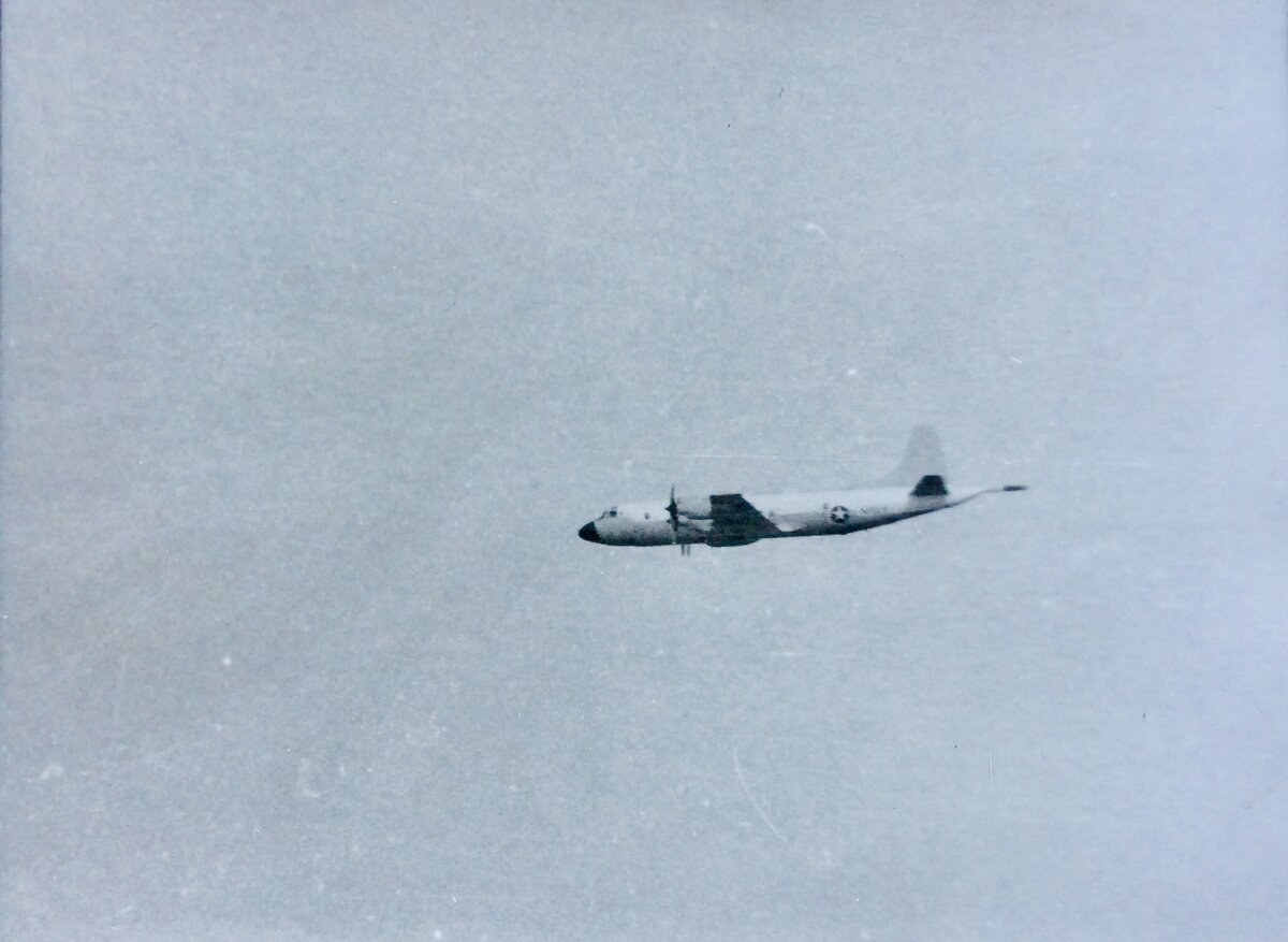 Базовый патрульный самолет Р-3С ВМС США облетает на корабль. Высота и дистанция иногда были такими, что видно летчиков в кабине. Фото автора 