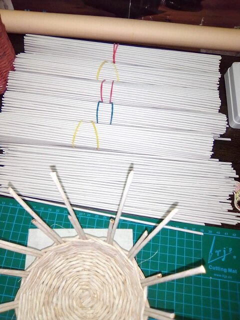 Пока одни трубочки сохнут после склейки - другие загрунтованы и покрашены, плету.