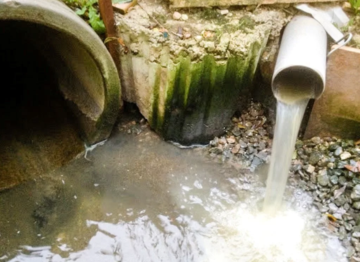 Сброс очищенной воды. Канализационные воды. Вода в канализации. Сточные воды. Сточные воды из канализации.