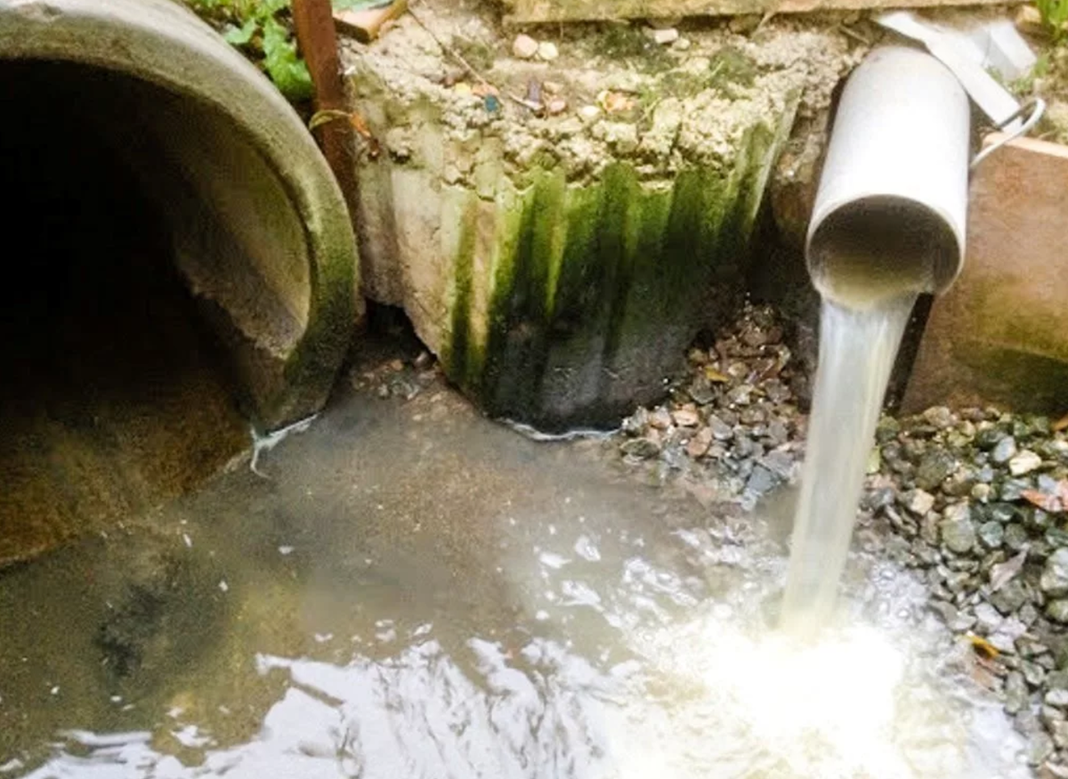 Сливать грязную воду. Канализационные воды. Вода в канализации. Сточные воды. Сточные воды из канализации.