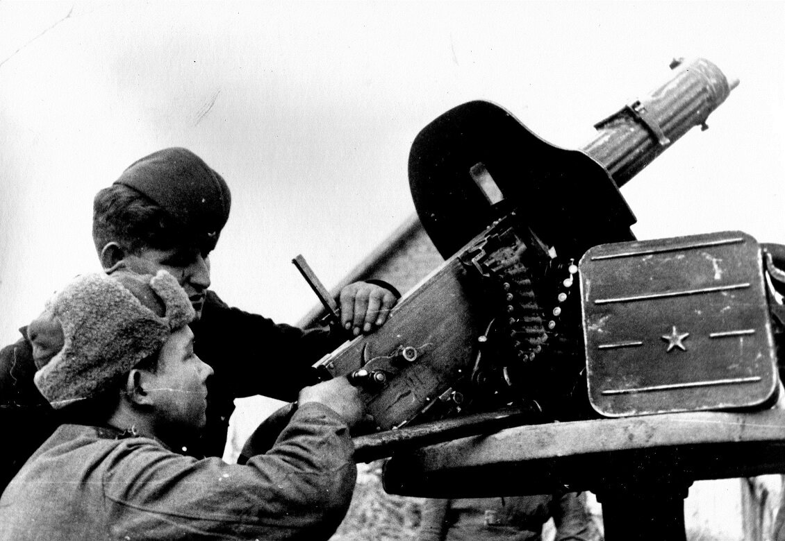 Строчат ручища как из пулемета. Из пулемета строчит. Пулемет максим в великой отечественной войне. Строчат ручища как из пулемета. Строчат ручища как из пулемета.