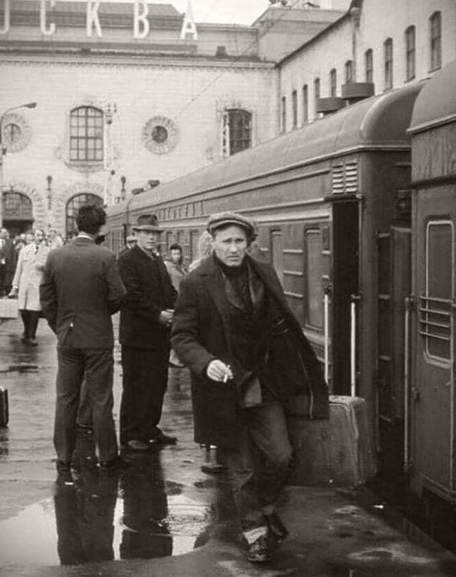 Василий Шукшин садится в фирменный поезд №1/2 «Волгоград» на Казанском вокзале. В Волгограде он провёл свое последнее лето, снимаясь в фильме «Они сражались за Родину»