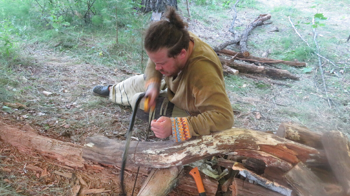 Муж пилит дрова