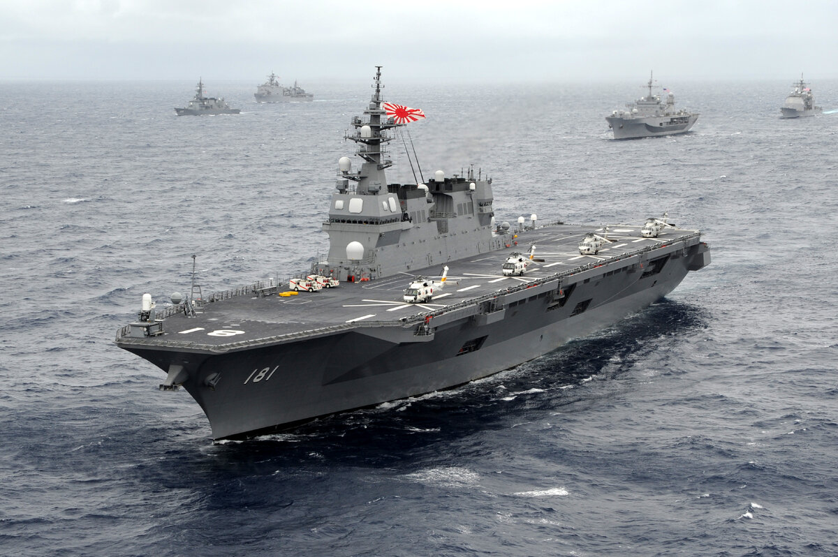 Японские боевые корабли во время совместных учений с ВМС США. На переднем плане – эсминец-вертолетоносец «Хьюга» (Фото ВМС самообороны Японии с сайта www.mod.go.jp)
