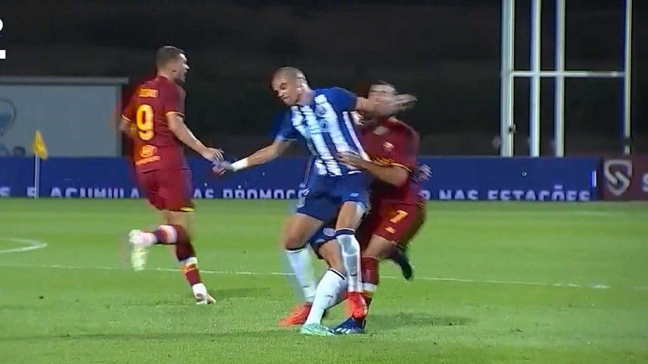 Португалец жестко заехал локтем по лицу Генриха Мхитаряна