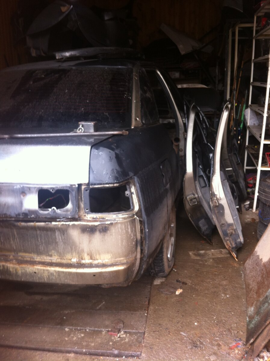 Ваз 2110. К сожалению, это единственное фото, которое осталось в моих архивах. На момент съемки автомобиль уже был частично разобран