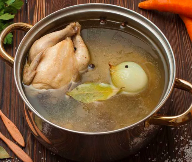 Хороший бульон имеет прозрачный цвет, легкую маслянистую пленку. 