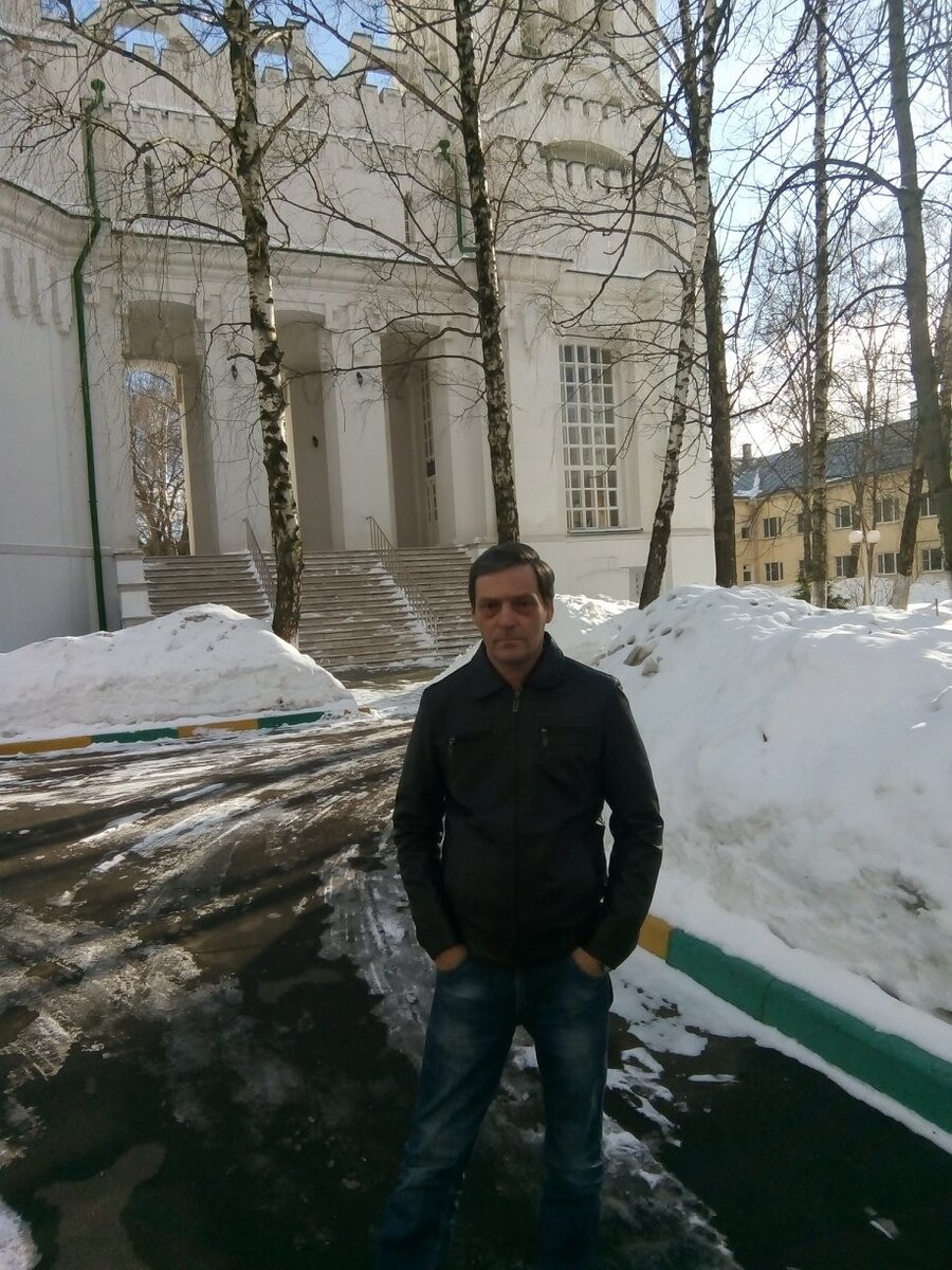 Давайте знакомиться, я Андрей. Уже 5 лет живу в интернате. Что это такое, кто здесь живёт, работает. Всё я это буду рассказывать. 