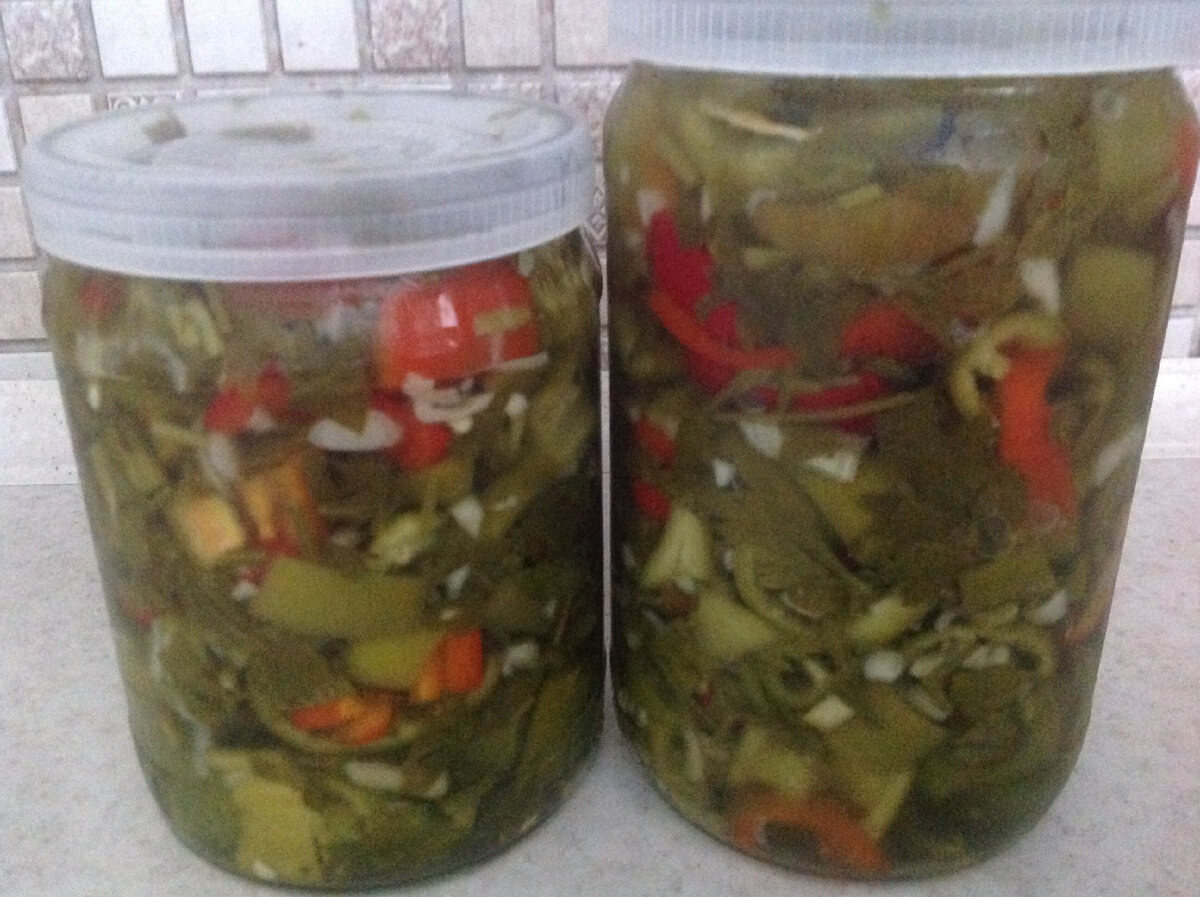 Фото автора( Маринованный острый перец с чесноком и зеленью.)