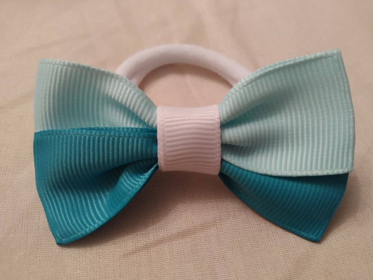 Около 30 маленьких голубых бантиков из рапсовой ленты на резинке. Такие же я еще хочу сделать розовые и, возможно, желтые.