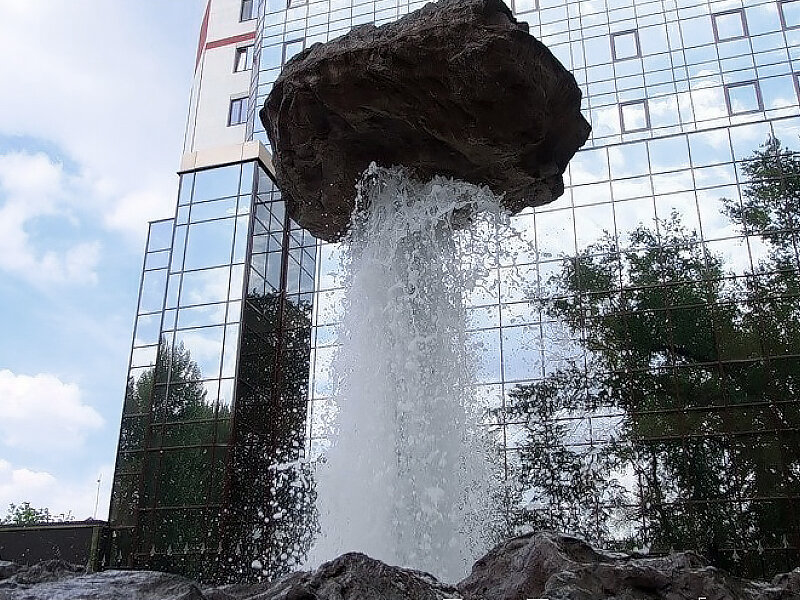 «девять плавающих фонтанов», осака, япония. парящие фонтаны осака япония. парящие фонтаны. фонтан осака в японии. парящие фонтаны в осаке.