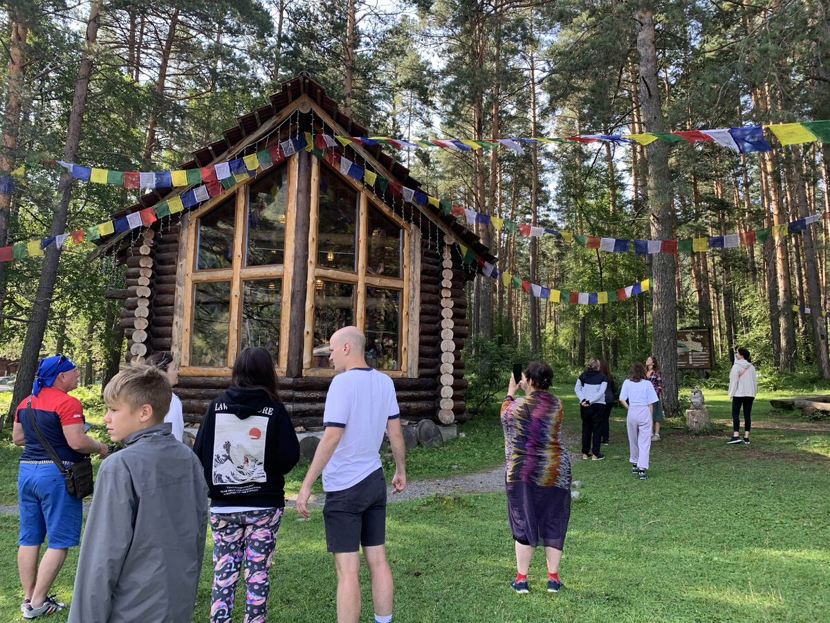 Галерея «Стрела Сартакпая» на территории поселка мастеров Аскат. Все фото в статье сделаны лично автором