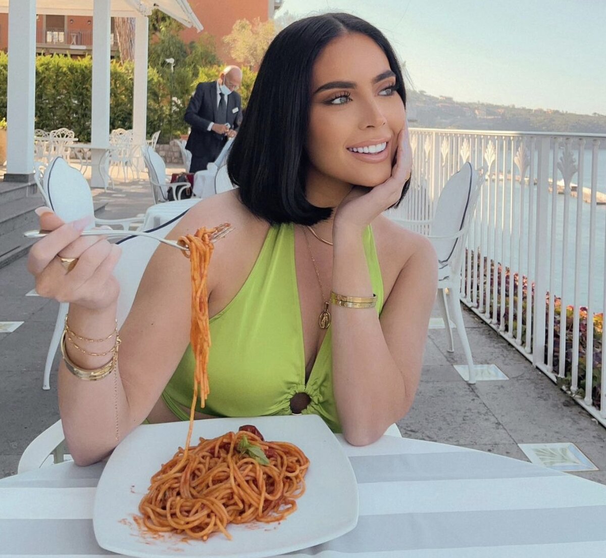 Итальянцы часто используют, как оружие, улыбку. С помощью улыбок и шуток они сглаживают много конфликтов и решают проблемы. Этому мне действительно пришлось учиться у них - «Sorridi sempre, sei più bello (-a) così» - «Всегда улыбайся, так ты намного красивее» (Фото взято из доступных источников сети интернет) 